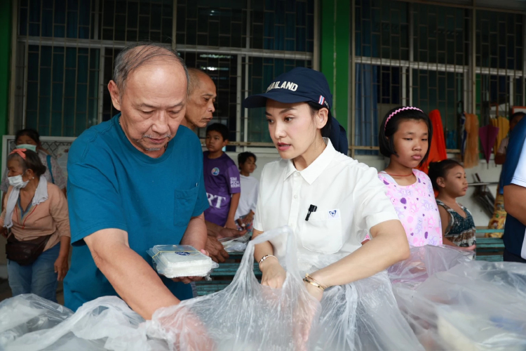 ทีม สส.ภท. นำข้าวกล่องฮาลาลช่วยผู้ประสบภัย ศูนย์พักพิง รร.สมโภชกรุงอนุสรณ์