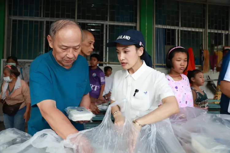 ทีม สส.ภท. นำข้าวกล่องฮาลาลช่วยผู้ประสบภัย ศูนย์พักพิง รร.สมโภชกรุงอนุสรณ์
