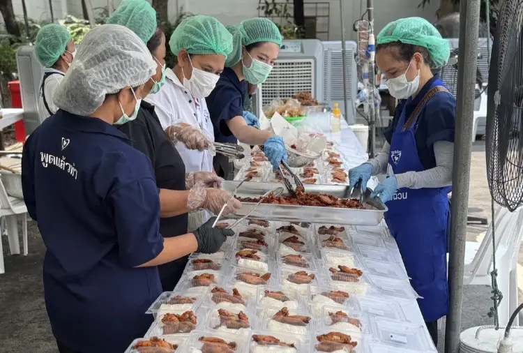 เปิดครัวภูมิใจไทย ช่วยน้ำท่วมเสิร์ฟเมนู 'ข้าวเหนียว-ไก่ทอด-หมูทอด'