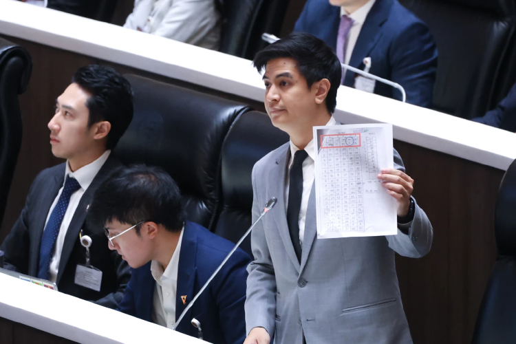 'พริษฐ์' ยืนยันขอเวลาซักฟอก  5 วัน ปัดมีดีล 'ส้ม-ฟ้า-แดง'