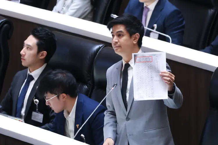 'พริษฐ์' ยืนยันขอเวลาซักฟอก 5 วัน ปัดมีดีล 'ส้ม-ฟ้า-แดง'