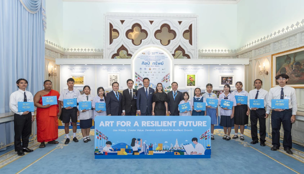 อนุทิน ชาญวีรกูล ชมนิทรรศการศิลปะเยาวชน 'ศิลป์ : ทรัพย์' รู้ใช้ รู้ค่า พัฒนา