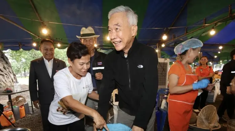 สุวัจน์ เปิดครัวโคราชช่วยน้ำท่วม แนะรัฐทำแผนจัดการน้ำยั่งยืน