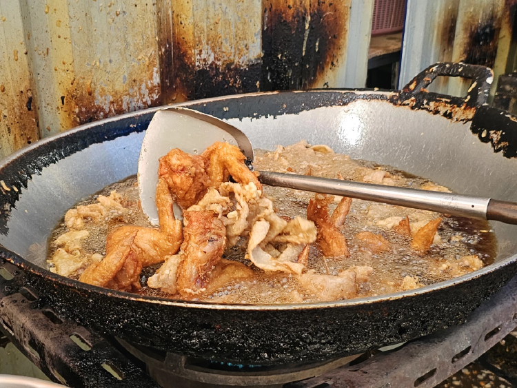 ‘เจ๊ปุ่นไก่ทอด’ อาหารอีสานรสแซ่บ ย่านวังบูรพา ขายมา 30 ปี