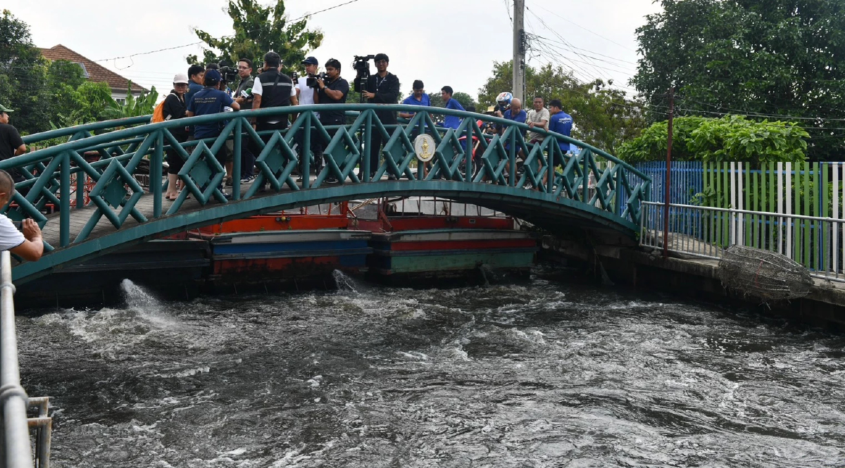 กทม. ดึง เรือผลักดันน้ำ เร่งผันลงอุโมงค์ มั่นใจพัฒนาการ 58 แห้งใน 2 วัน