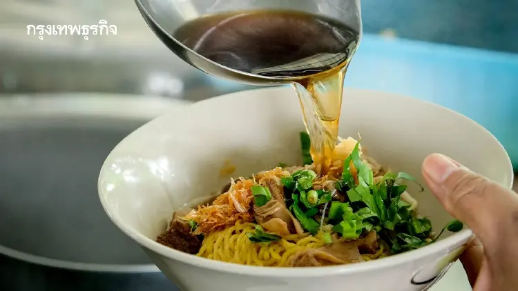 วิกฤติ ‘ร้านก๋วยเตี๋ยว’ ผักจ่อแพงอีก 2-3 เดือน เพราะแหล่งปลูกท่วมหมด ร้านปรับตัว-หาผักอื่นแทน