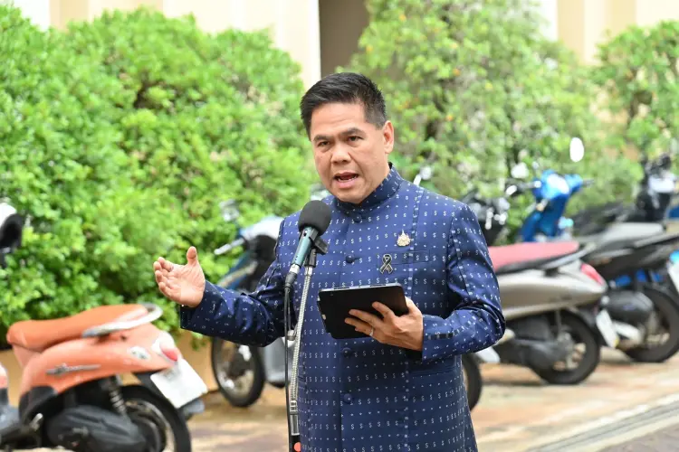 รมว.อุตสาหกรรม พบ 180-190 โรงงานในนิคมฯ เสียหาย 1.8 พันล้าน