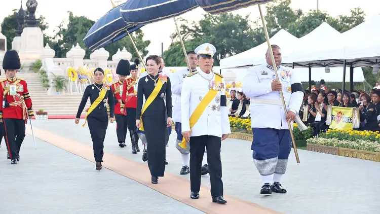 ในหลวง-พระราชินี เสด็จฯ ทรงวางพวงมาลาถวายราชสักการะ เนื่องในวันนวมินทรมหาราช