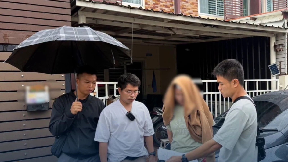 จับหญิงรุ่นป้าหนีหมายจับ ใช้ปืนจี้ชิงทองยาย 6 บาท มัดมือถีบตกรถ