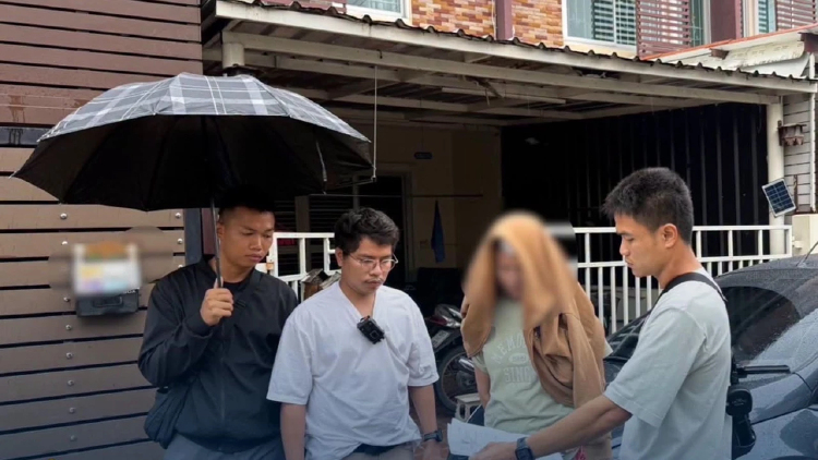 จับหญิงรุ่นป้าหนีหมายจับ ใช้ปืนจี้ชิงทองยาย 6 บาท มัดมือถีบตกรถ
