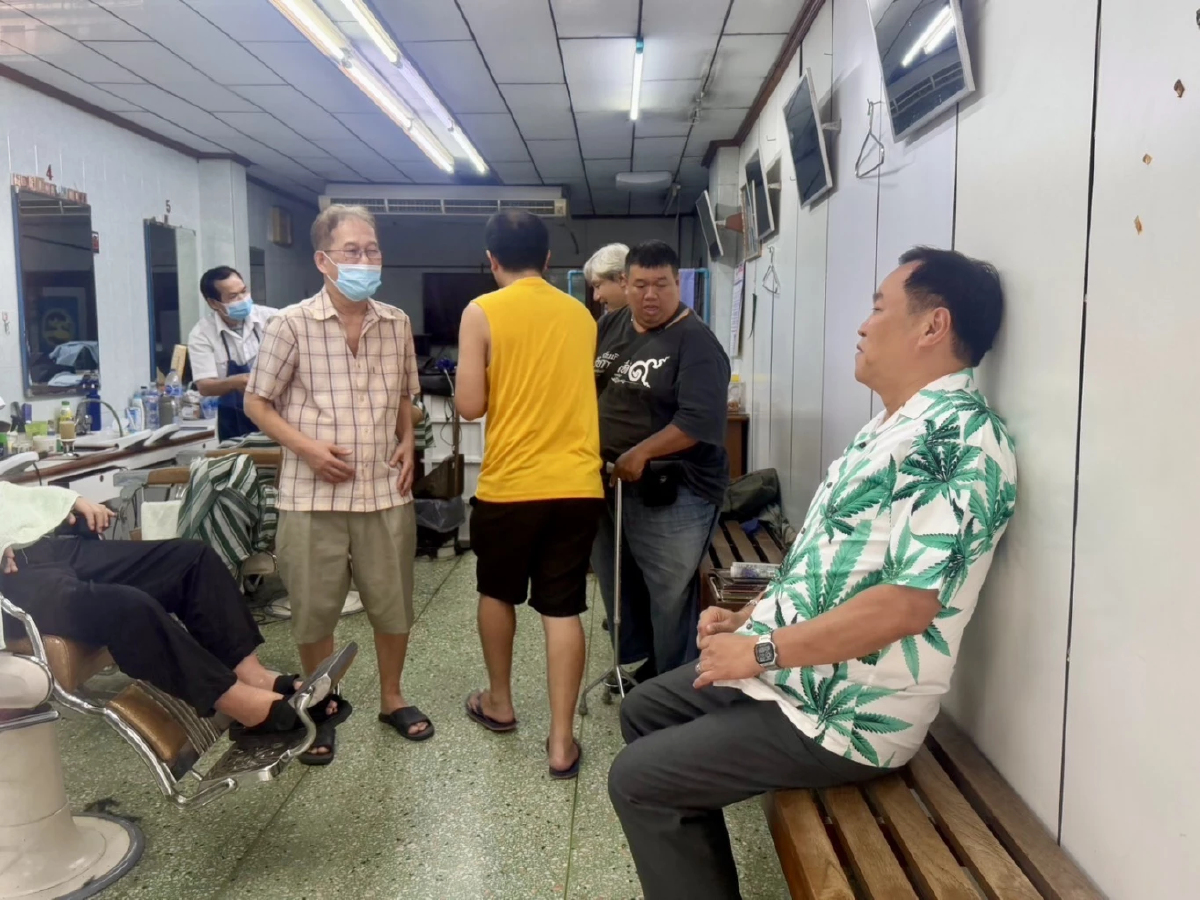 'นายกฯอนุทิน’ชิลล์ ใส่เสื้อลายกัญชา รอคิวตัดผมร้านย่านสามเสน