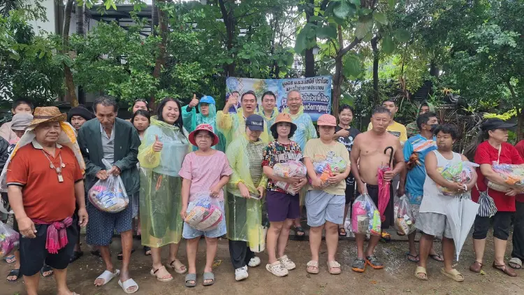 'เมฆินทร์'นำทีมมอบถุงยังชีพช่วยชาวกาญจนบุรี ย้ำปชป.ติดตามใกล้ชิด