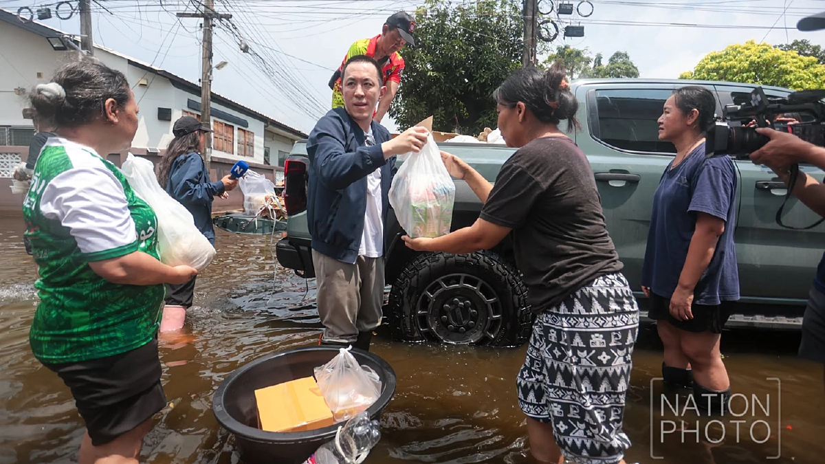 ‘เนชั่นปันน้ำใจ’ ลุยเคหะธานี4 ส่งอาหาร-ของจำเป็น ช่วยชาวบ้านฝ่าวิกฤตน้ำท่วม