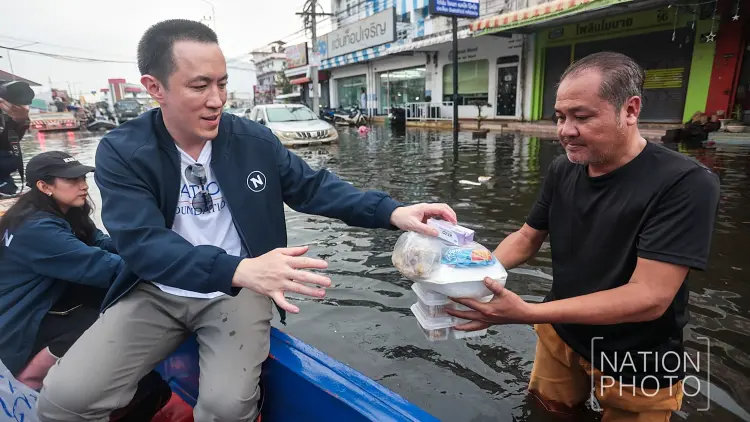 ‘เนชั่นปันน้ำใจ’ ฝ่าน้ำท่วมลุย ‘เคหะร่มเกล้า’ ส่งอาหาร-ของจำเป็นช่วยปชช.