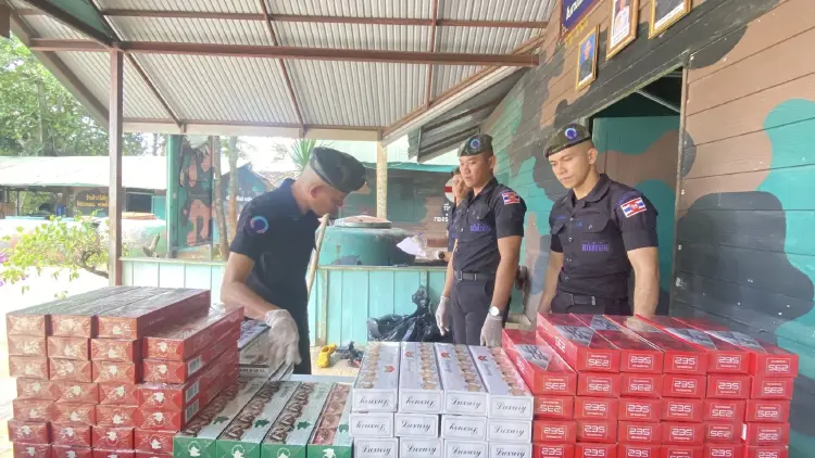 'ทหารพรานนาวิกโยธิน' ตรวจเข้มชายแดนจันทบุรี ยึดบุหรี่เถื่อน122 คอตตอน