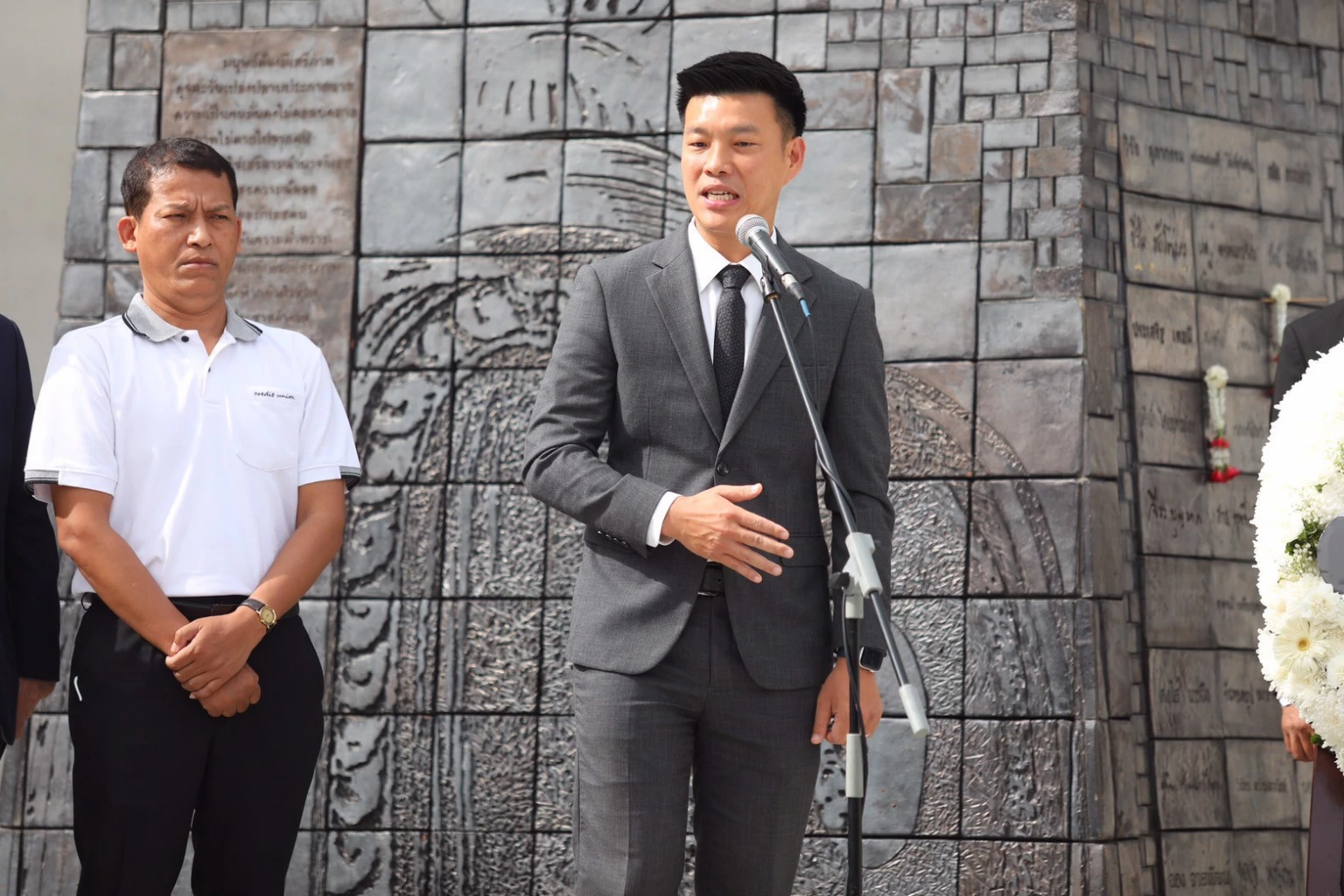 รัฐบาล-ฝ่ายค้านร่วมรำลึก 53 ปี 14 ตุลา ภราดรย้ำเปิดพื้นที่ให้คนเห็นต่าง ณัฐพงษ์ชี้ประชาธิปไตยไม่มีทางลัด