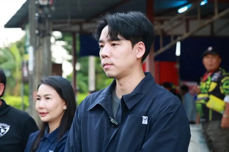 'สส.บุ๊ค' พรรคภูทิใจไทย ลุยน้ำท่วมกทม.ส่งมอบข้าวกล่องช่วยผู้ประสบภัย