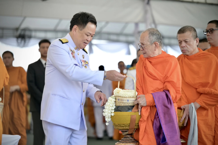 'นายกฯ' เป็นประธานทำบุญตักบาตรถวายพระราชกุศล วันคล้ายวันสวรรคต 'พระพันปีหลวง'