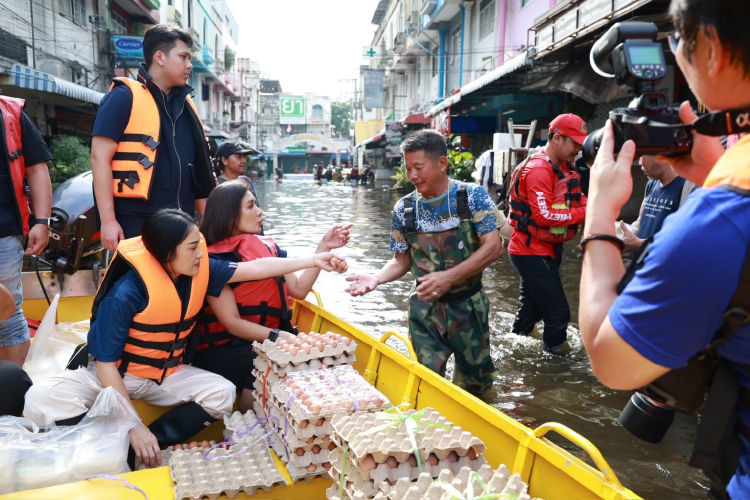 สส.ต่างจังหวัด ภท. เข้ากรุง ระดมส่งข้าวกล่องช่วยผู้ประสบภัย กทม.-ปทุมธานี