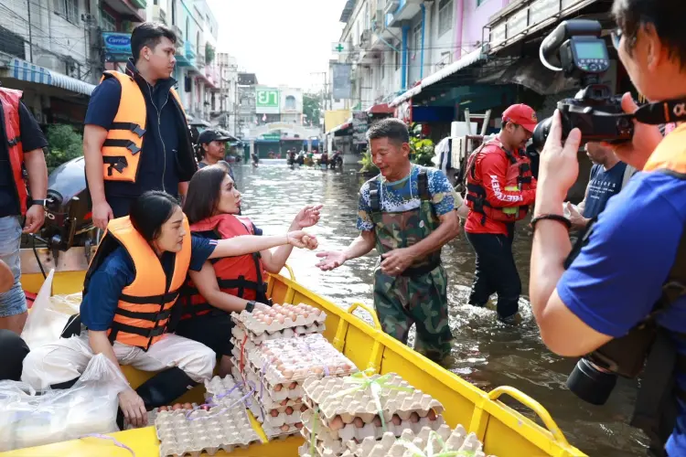 สส.ต่างจังหวัด ภท. เข้ากรุง ระดมส่งข้าวกล่องช่วยผู้ประสบภัย กทม.-ปทุมธานี