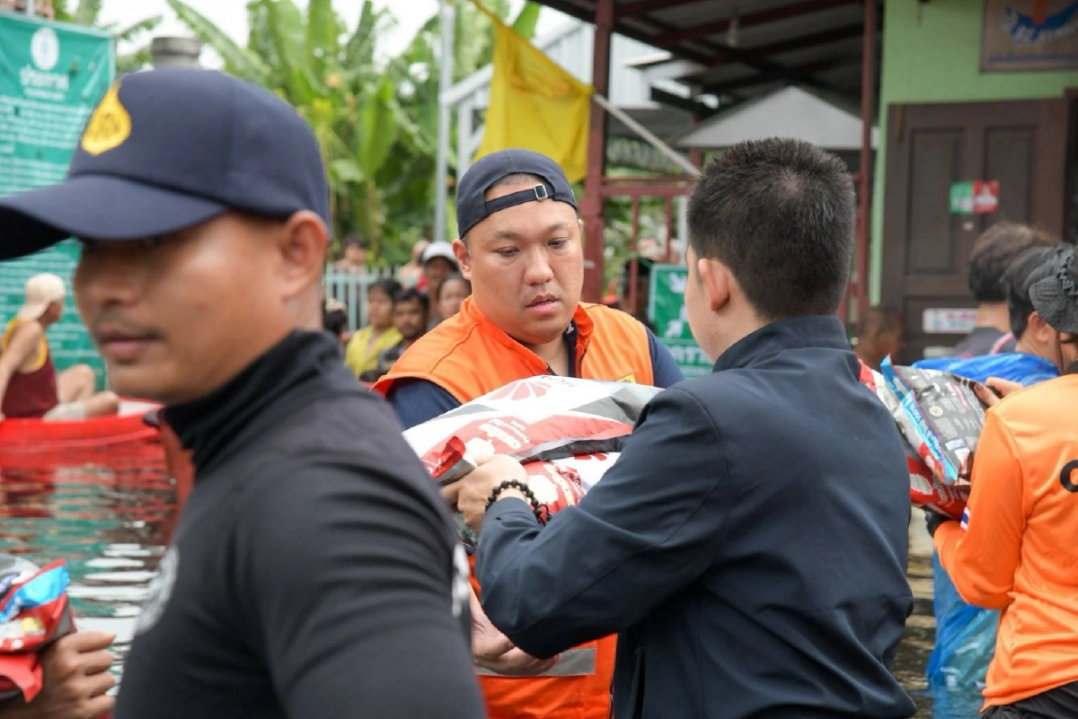 'พลพีร์' ลงพื้นที่ เคหะร่มเกล้า พบบางจุดน้ำสูงกว่า 1.30 เมตร เร่งระบายน้ำ