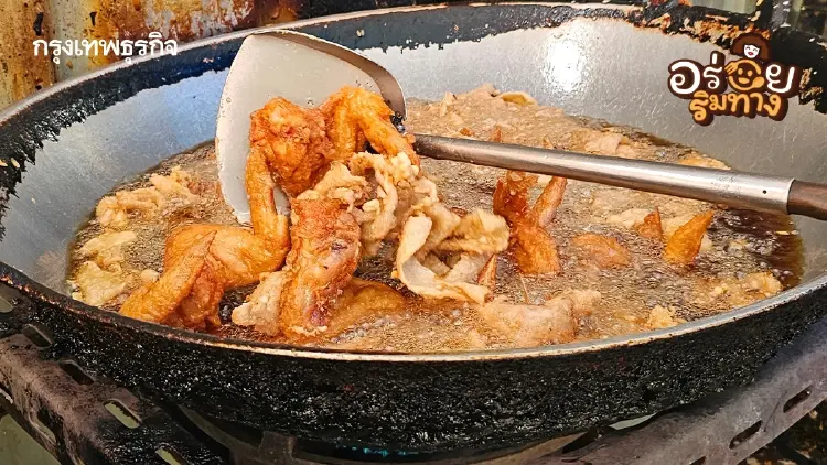 ‘เจ๊ปุ่นไก่ทอด’ อาหารอีสานรสแซ่บ ย่านวังบูรพา ขายมา 30 ปี