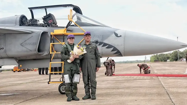 ‘ในหลวง’ ทอดพระเนตร ‘พระราชินี’ ทรงฝึกบินเดี่ยว Gripen เป็นครั้งแรก