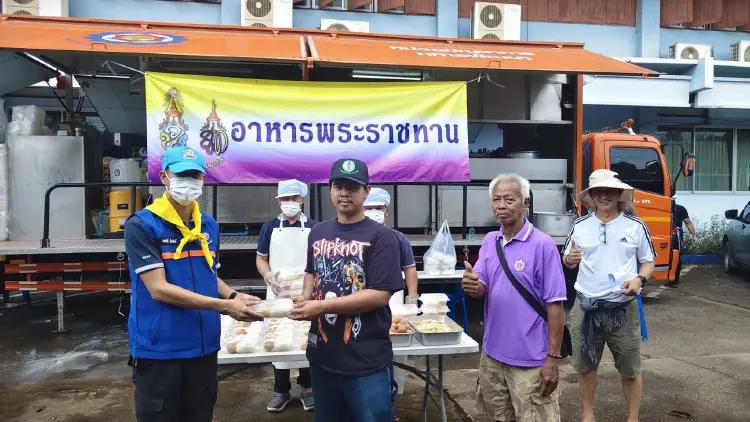 นพค.15 ช่วยคนกรุง ตั้งครัวสนามพระราชทาน ปรุง 500 กล่องต่อมื้อ