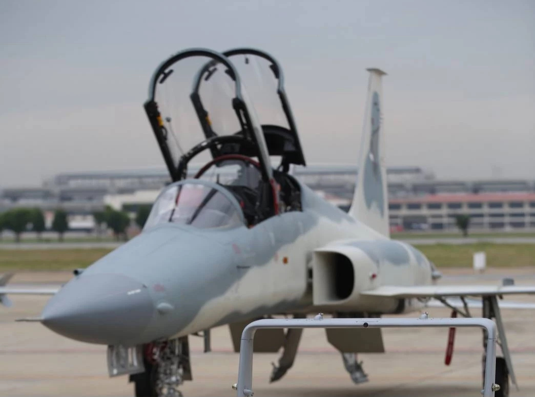 F-5 TH ทอ.ยางแตก ขณะลงจอด สนามบินอุบลฯ คาดเหยียบวัตถุแปลกปลอมบนทางวิ่ง