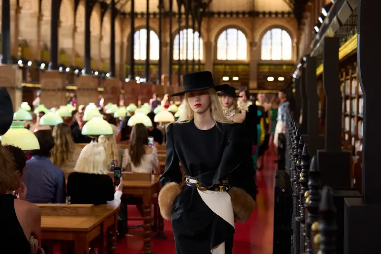 จากไอเดีย 'หนังสือที่ไม่ได้อ่าน' สู่รันเวย์ Valentino งาน Paris Fashion Week