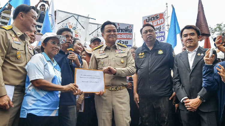 ‘อนุทิน’ รับหนังสือ ‘พีมูฟ’ จี้ ‘รัฐบาล’ แก้ปัญหาที่อยู่-ที่ทำกิน