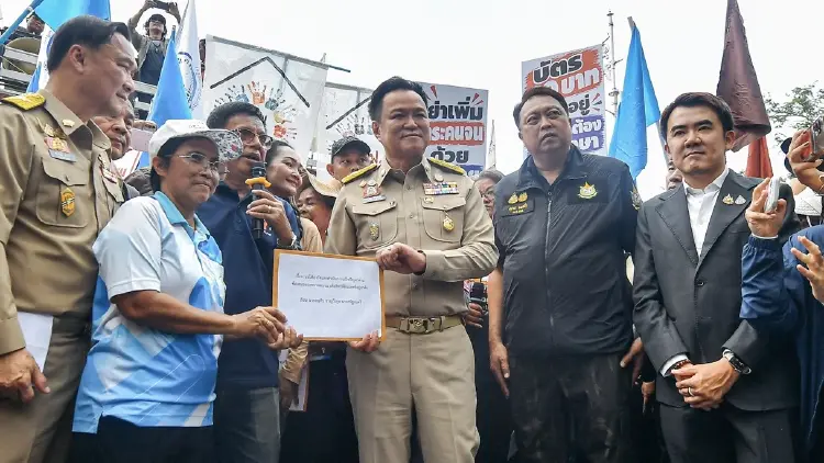 ‘อนุทิน’ รับหนังสือ ‘พีมูฟ’ จี้ ‘รัฐบาล’ แก้ปัญหาที่อยู่-ที่ทำกิน