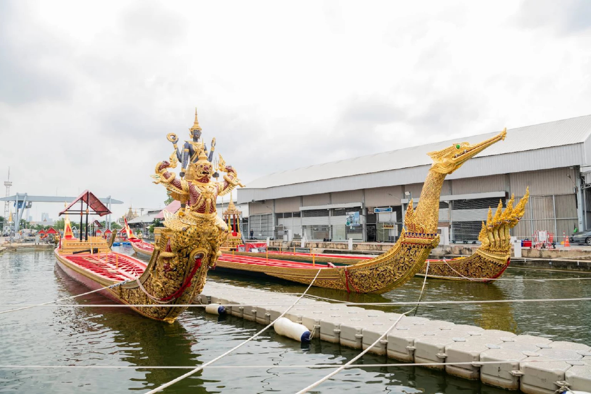 ผบ.ทร.  ตรวจเยี่ยมกำลังพลฝีพายประจำเรือพระราชพิธี ขบวนพยุหยาตราทางชลมารค