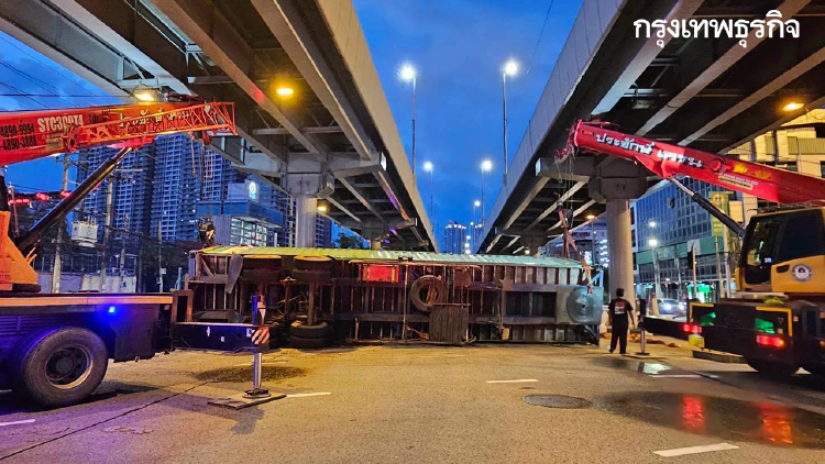 ระวังรถติด รถบรรทุกคว่ำ แยกวงแหวนอุตสาหกรรม คราบน้ำมันไหลบนถนน