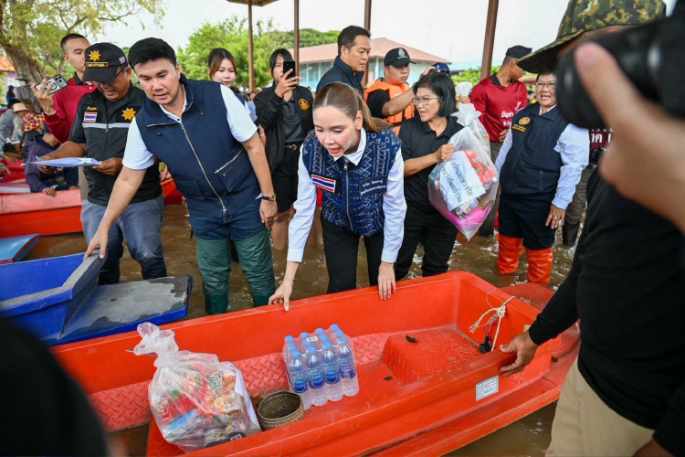'ซาบีดา' เยี่ยมผู้ประสบอุทกภัยพื้นที่ผักไห่ ตรวจความเสียหายโบราณสถาน