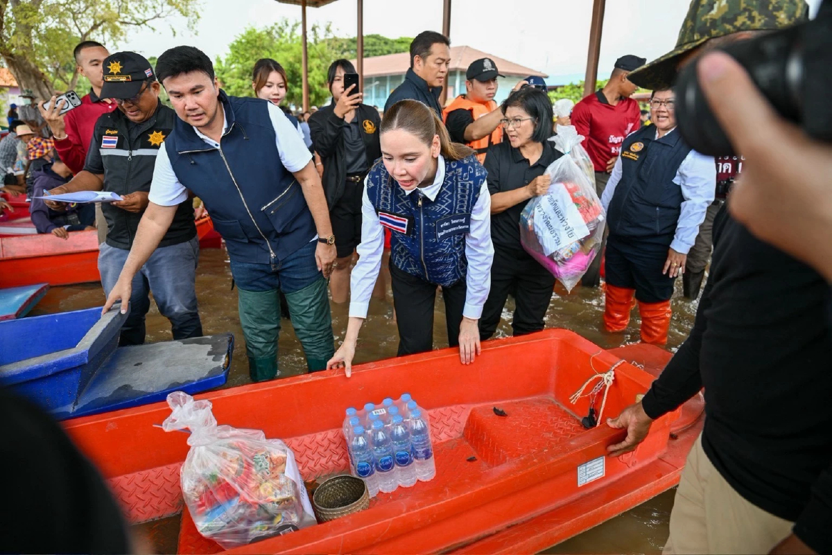 'ซาบีดา' เยี่ยมผู้ประสบอุทกภัยพื้นที่ผักไห่ ตรวจความเสียหายโบราณสถาน