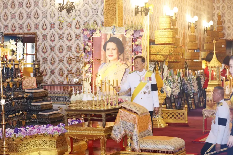 ในหลวง-พระราชินี ทรงบำเพ็ญพระราชกุศลครบรอบ 1 ปี วันสวรรคต พระพันปีหลวง