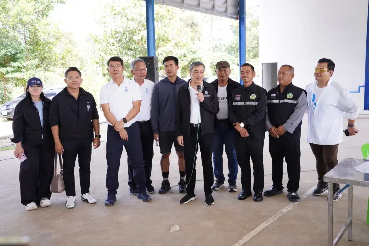 'อภิสิทธิ์' ลงพื้นที่แกลง-ระยอง จี้ปรับระเบียบเยียวยาเกษตรกร