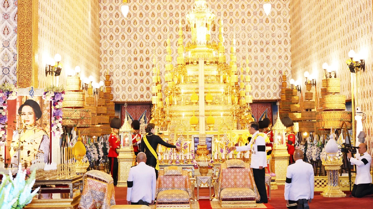 ในหลวง-พระราชินี ทรงบำเพ็ญพระราชกุศลครบ 1 ปี วันสวรรคต สมเด็จพระพันปีหลวง