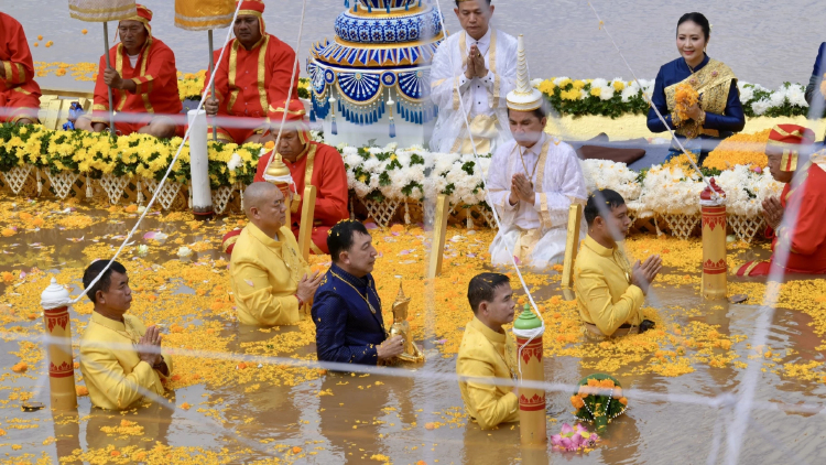 ‘อนุทิน’ ควงภริยา เปิดงาน‘อุ้มพระดำน้ำ’ หวัง บุญหนุนแผ่นดินร่มเย็น พ้นทุกข์